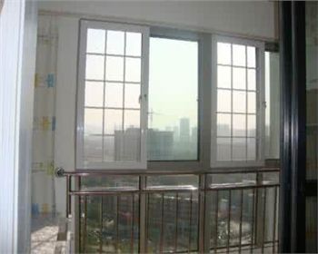  牛奶、煙頭可幫助清洗紗窗