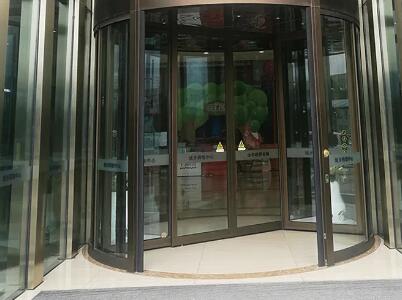 自動(dòng)旋轉(zhuǎn)門