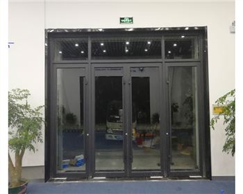 如何去除門上的玻璃膠？